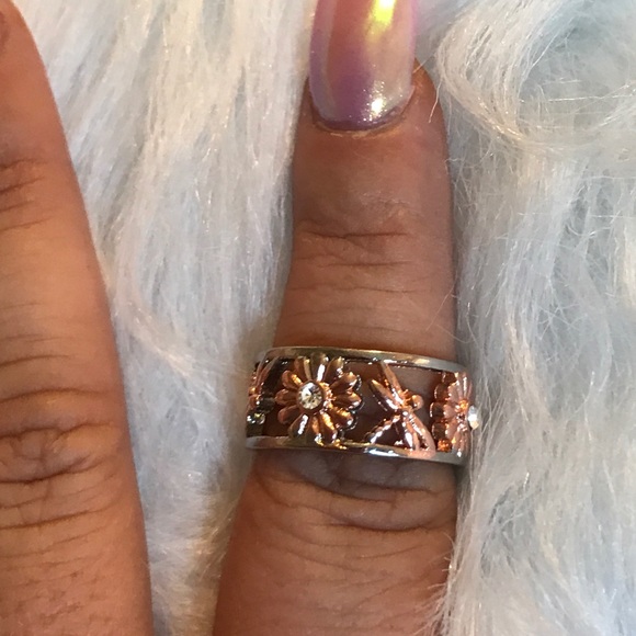 NWT Daisy’s and Dragonflies Infinity Ring - Picture 5 of 5